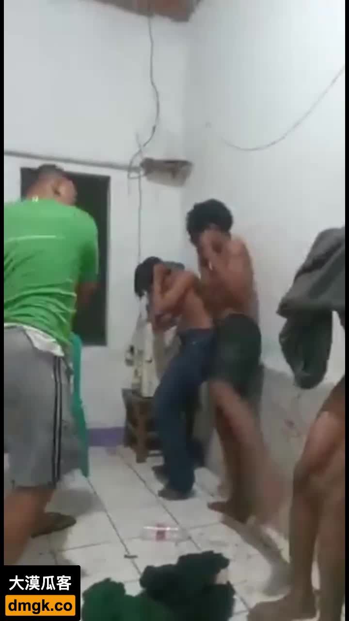 三个被骗到缅甸缅北的少年不配合不听话被一个大汉用皮鞭鞭打视频