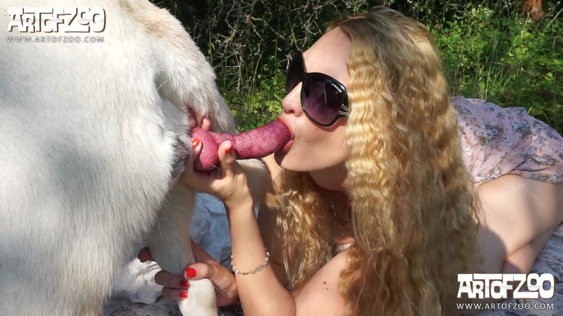 人兽兽交欧美高大苗条性感美白的金发少妇牵着大白狗在野外草地上舔逼舔鸡巴操逼视频