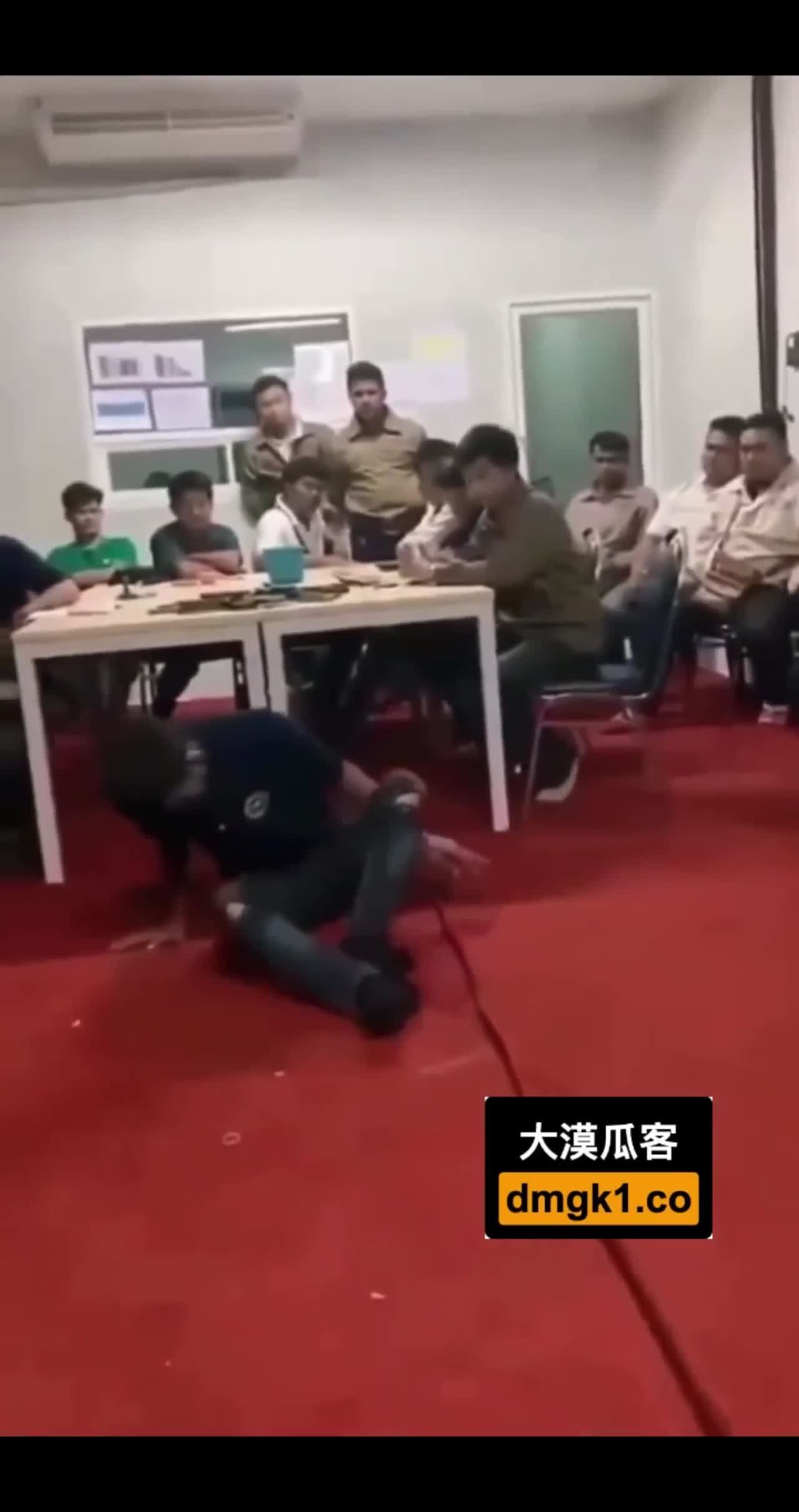 被骗到缅甸缅北园区的男子被迫做诈骗犯完不成业绩被殴打视频