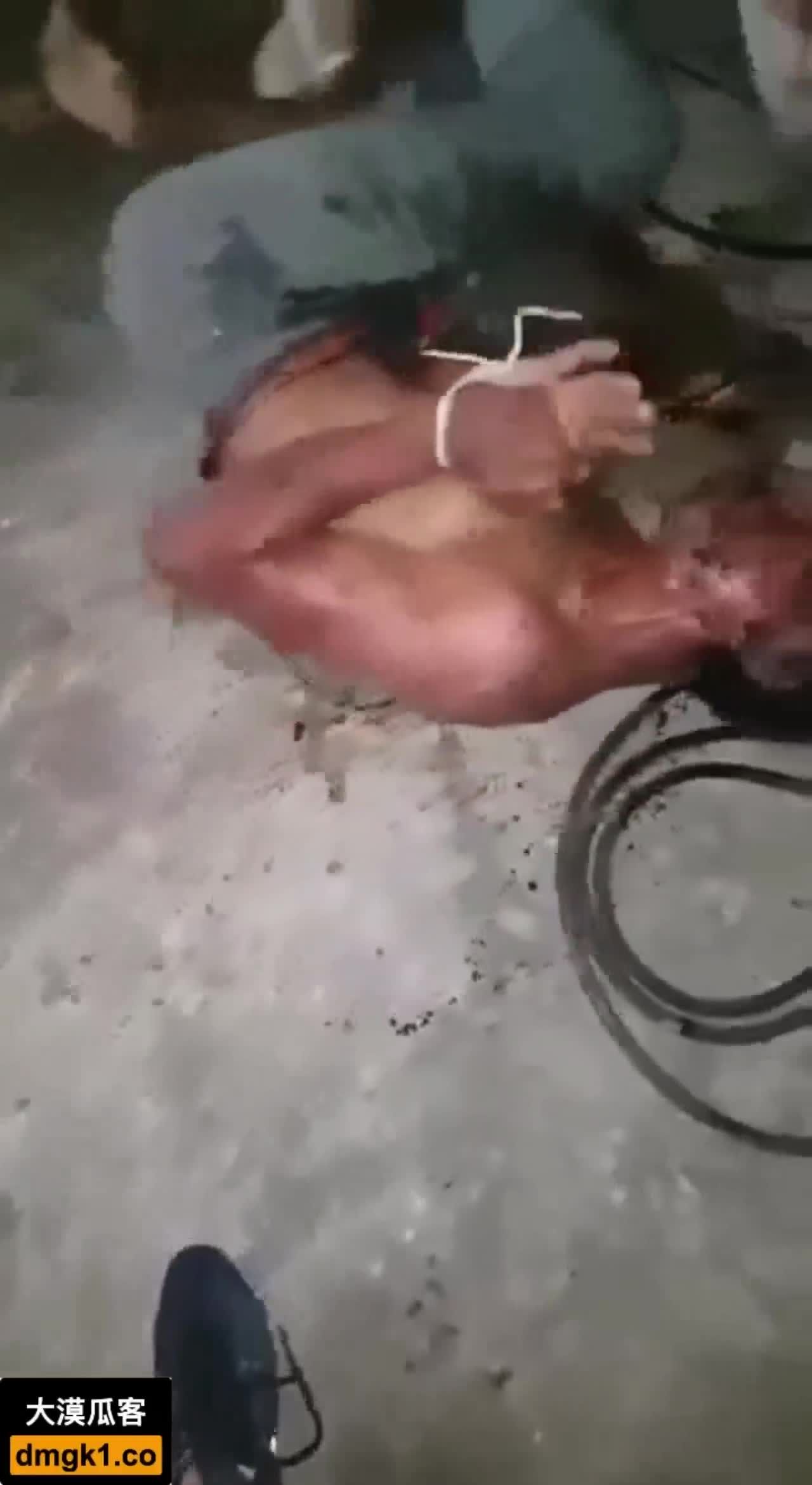 中年大叔，小年轻，小姑娘被同村同乡用高待遇骗到缅甸缅北后被电击暴力殴打