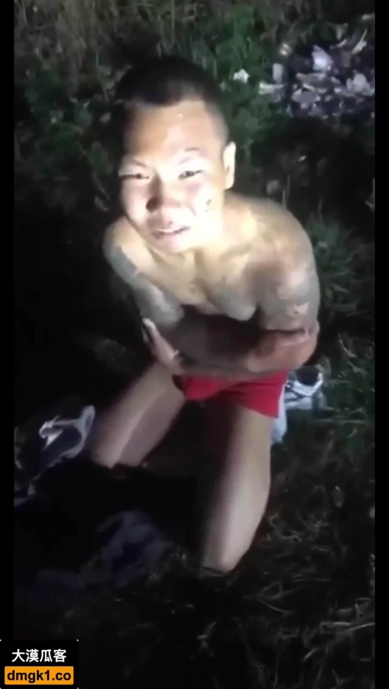 缅甸缅北园区的小伙子不听话搞小动作被发现拉到野外暴力殴打视频