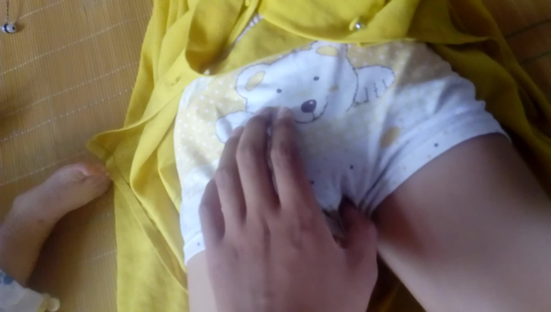 蘑菇头发型的幼女玩游戏时在弟弟面前被爸爸猥亵视频