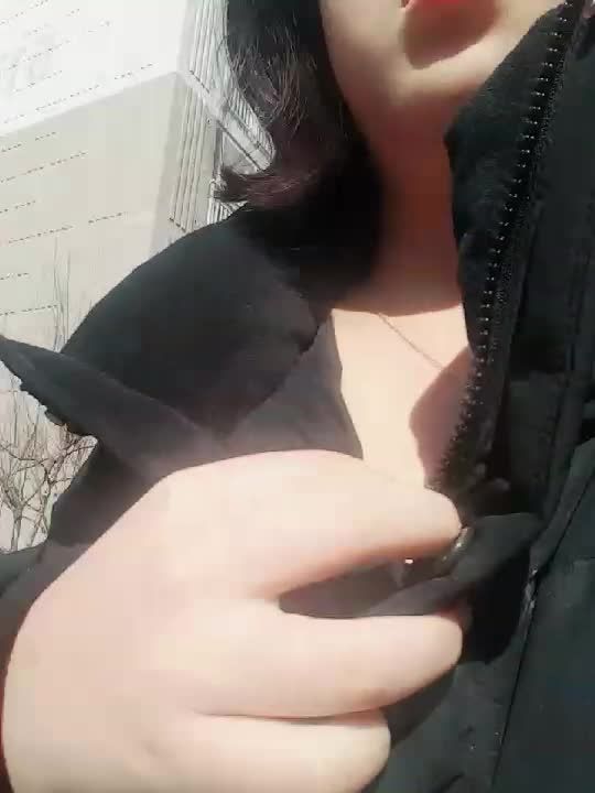 反差超大奶巨乳的初中生带着主人的任务在街上露出视频