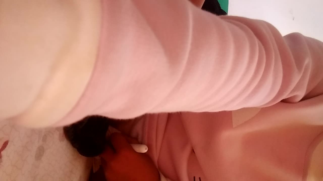 无知幼女在家中用水彩笔抽插稚嫩白虎逼视频