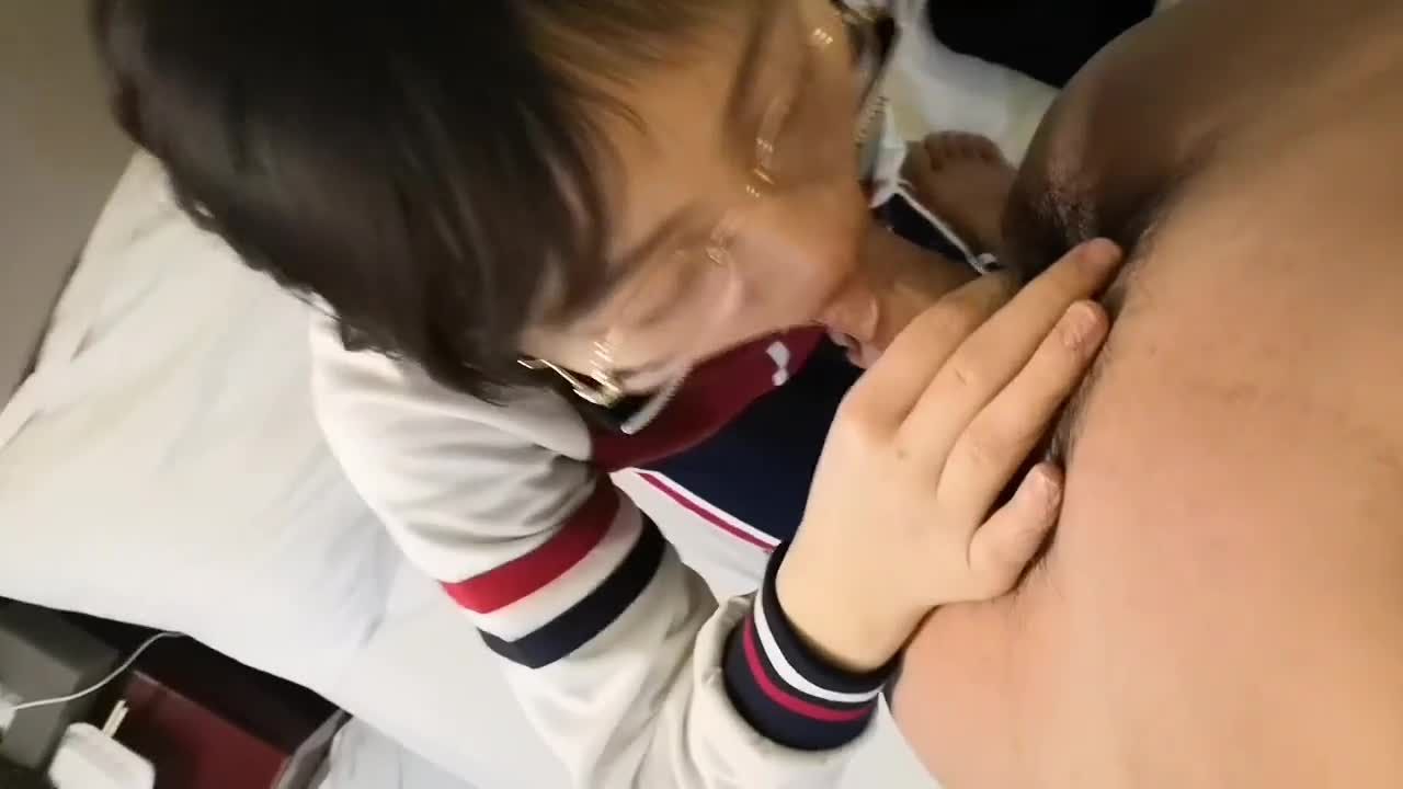 情窦初开的初中生被屌丝约到宾馆含住屌丝男大鸡巴口交被操逼内射视频