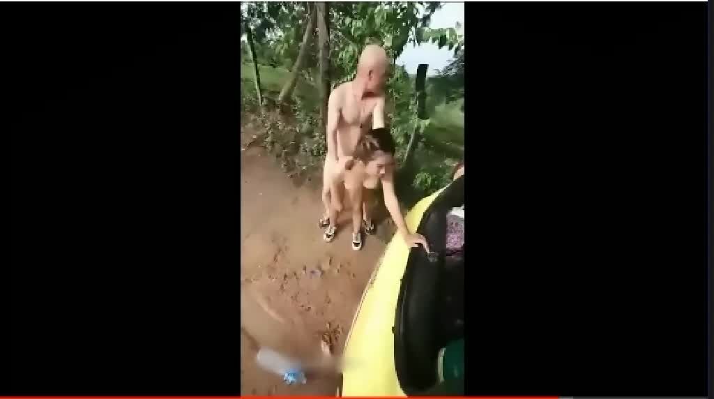 光头和尚开着迈巴赫户外车震双飞破处两名少女视频