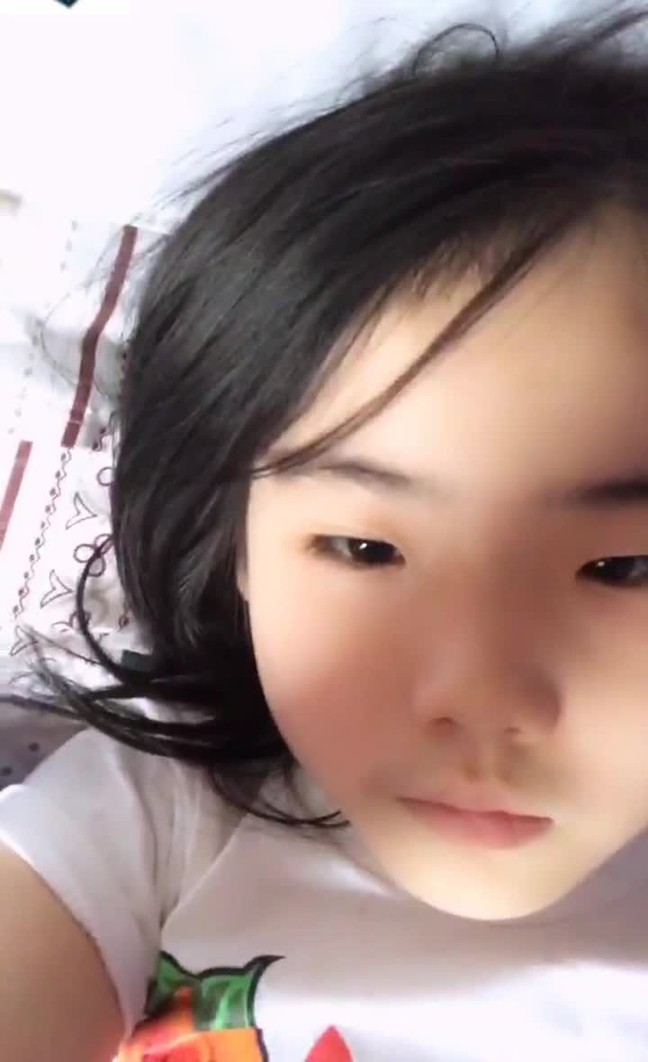 骚气幼童小女孩真实裸拍一线天白虎逼视频