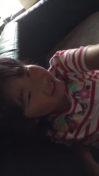 9岁懵懂小女孩被中年大叔带回家舔舐处女嫩B视频