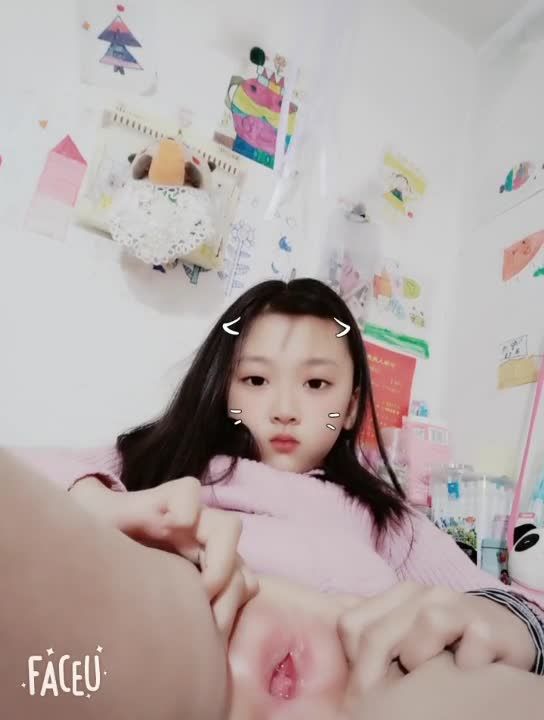 浙江10岁极品幼女在闺房双手扩张粉嫩小穴视频